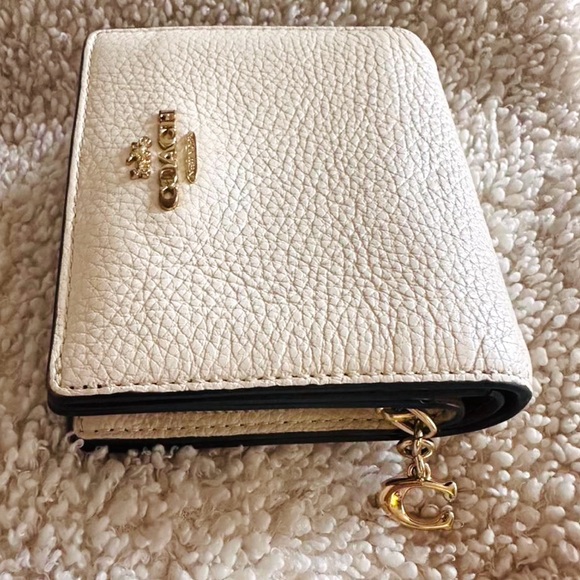 Coach Snap Wallet Leather White Gold MSRP $178 - Picture 2 of 5